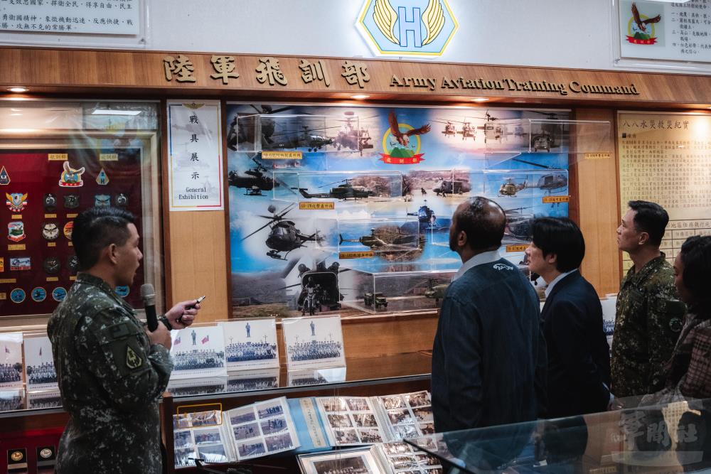 賴總統與國王今日參訪陸軍航空飛行訓練指揮部，聽取單位沿革及各項展示介紹。（軍聞社記者劉哲宇攝）