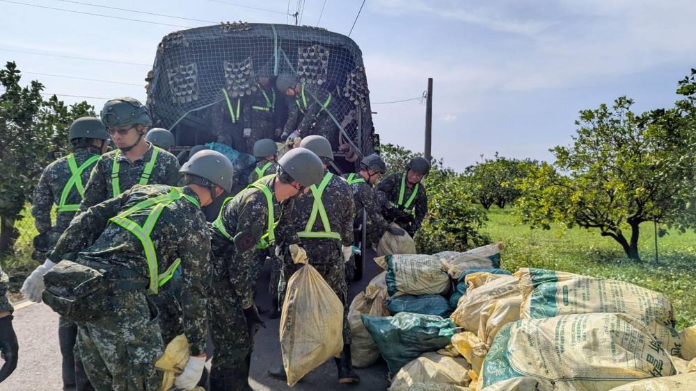 第四作戰區官兵協助農民回收落果。(第四作戰區提供）
