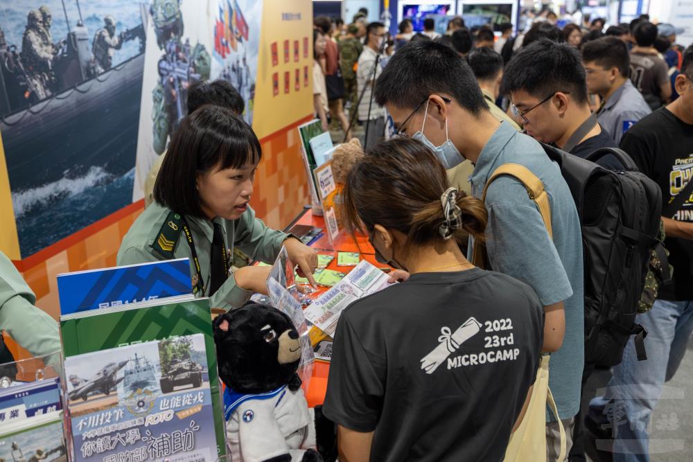 「國軍人才招募專區」協助青年規劃從軍職涯。（軍聞社記者蔡枋澐攝）