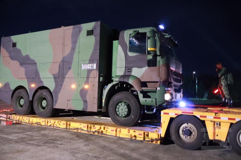 33化兵群MD-105重型消毒車上板作業，前往災區投入救災。（第六軍團提供）