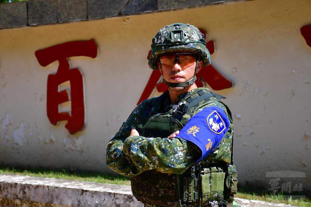憲訓中心賴士官長擔任教官。（軍聞社實習記者吳宣諭攝）