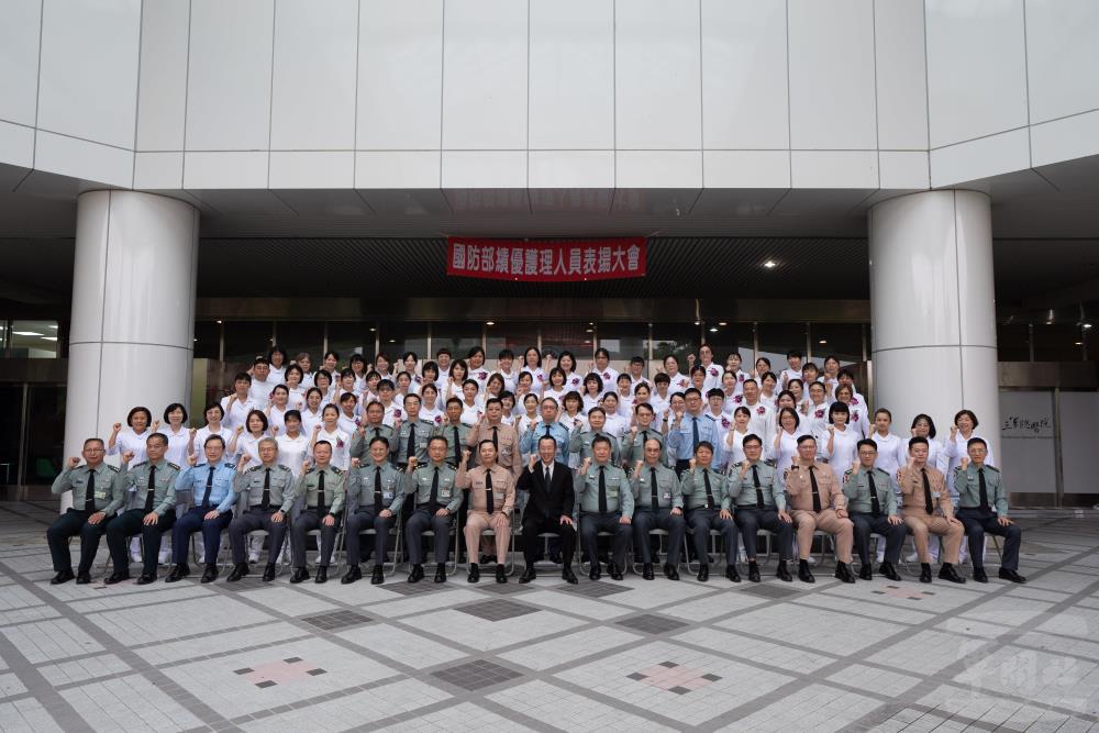 顧部長偕與會人員合影。（軍聞社記者呂尚俞攝）