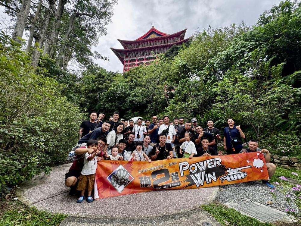 官兵於圓山東密道前合影留念。（21砲指部提供）