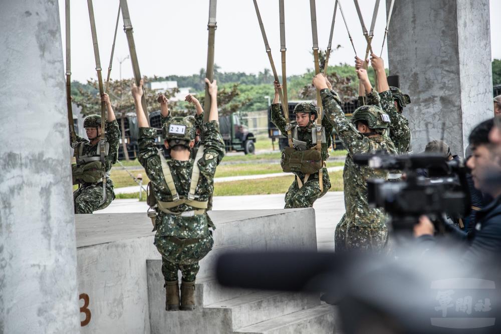 訓員實際操作「吊架訓練」。（軍聞社記者王茗生攝）