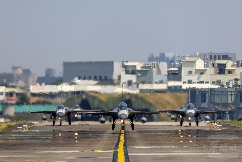 IDF經國號戰機以5機編隊進行「大象走路」，展現精實戰力。（青年日報提供）