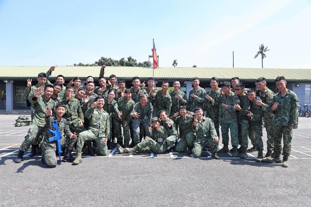 學員於第3次跳傘訓練結束後合影留念。（青年日報提供）