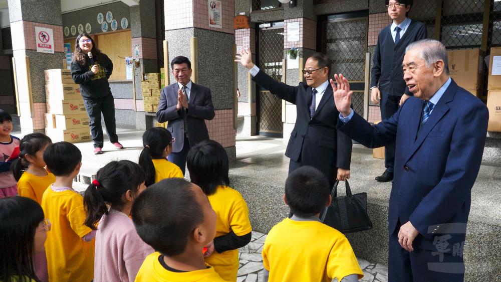 李榮譽理事長與學童親切互動。（軍聞社記者侯凱議攝）