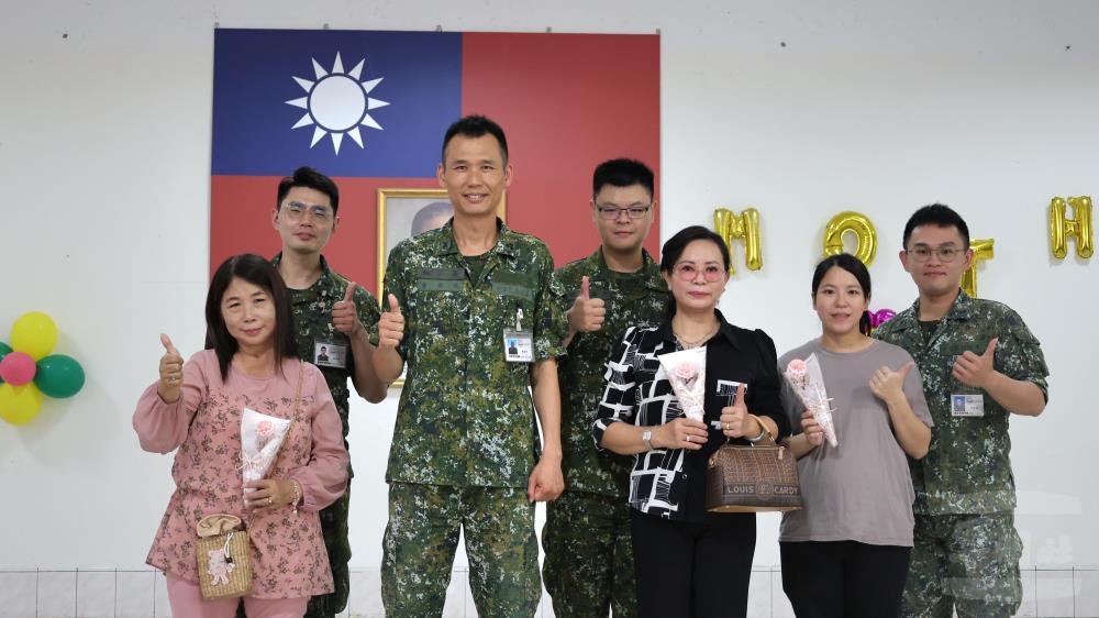 臺南市後備旅日前由旅長董上校主持母親節感恩活動。（臺南市後備旅提供）