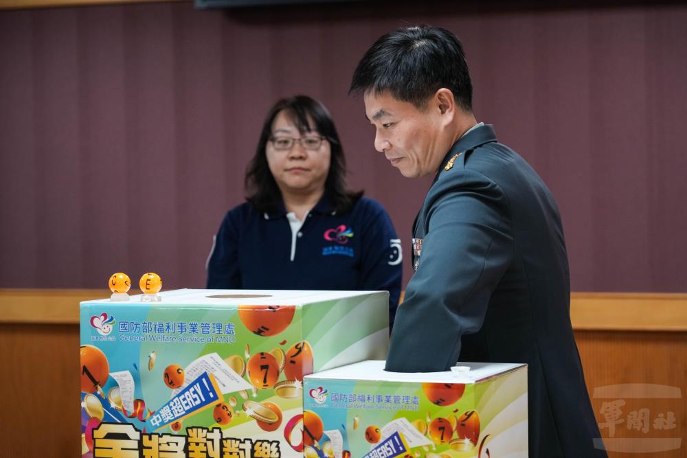 邱處長抽出金獎對對樂號碼。（軍聞社記者林庭暉攝）