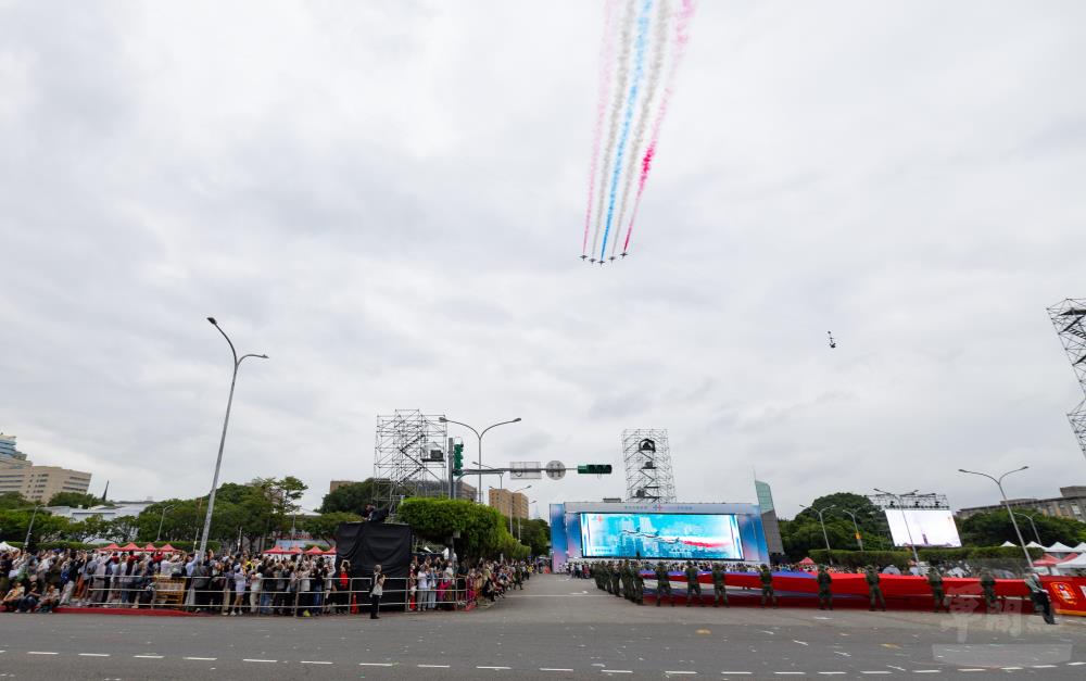 空軍雷虎小組施放彩煙通過府前廣場。（軍聞社記者吳柏融攝）