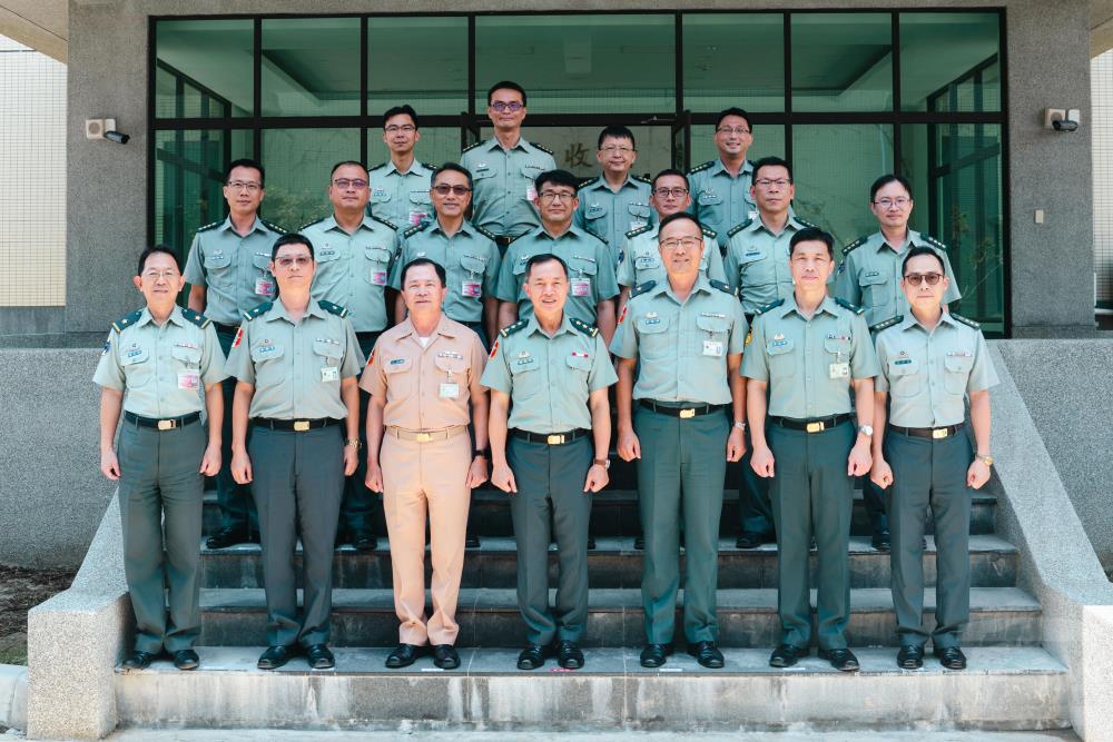 鍾副部長與所屬同仁合影。（軍聞社記者林庭暉攝）