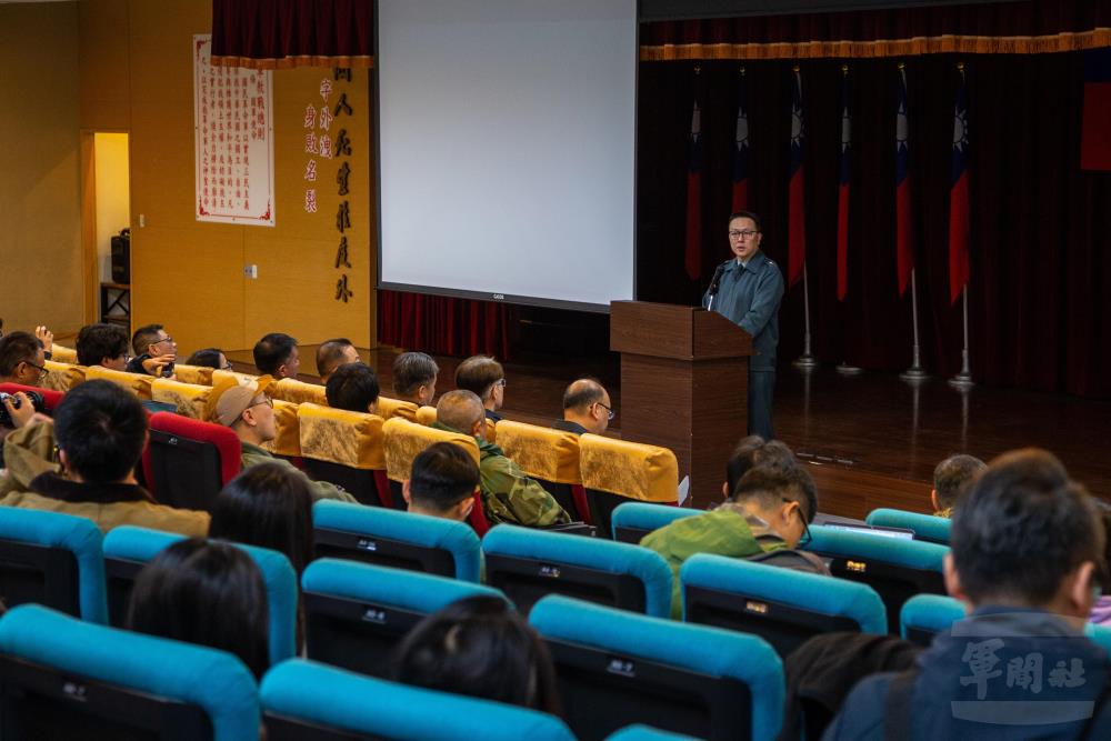 國防部27日上午舉行臨時記者會，說明特別預算案及軍購流程。（軍聞社記者王進福攝）