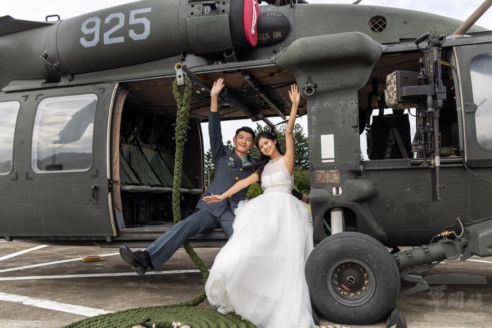 新人與黑鷹直升機合影。（軍聞社記者蔡枋澐攝）