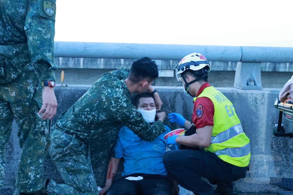 官兵實施傷口包紮、止血固定及安撫驚恐情緒。（憲指部提供）
