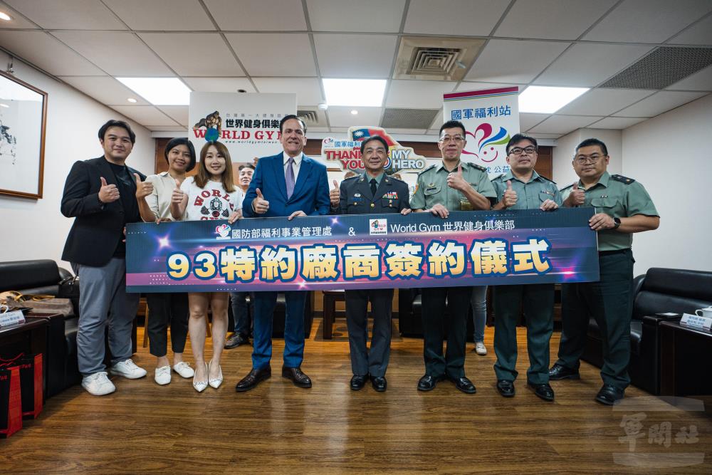 蔡上校與柯董事長一行完成簽署後共同合影。(軍聞社記者李恬恬攝) 蔡上校與柯董事長一行完成簽署後共同合影。(軍聞社記者李恬恬攝)