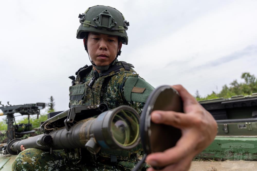 官兵依程序完成刺針飛彈部署。（軍聞社記者蔡枋澐攝）