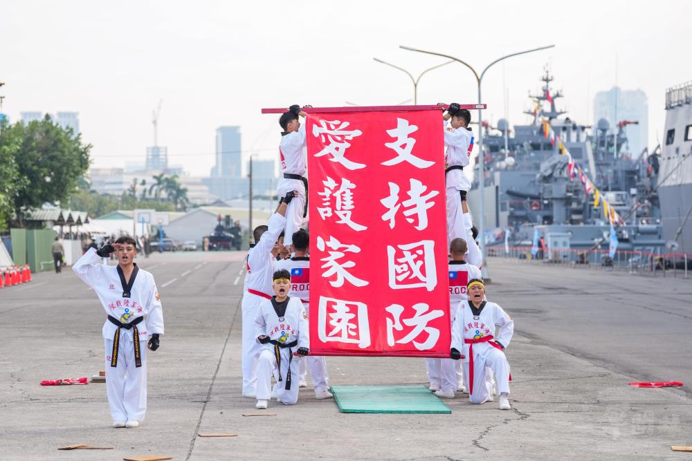 陸戰莒拳隊展現精湛戰技操演。（軍聞社記者林庭暉攝）