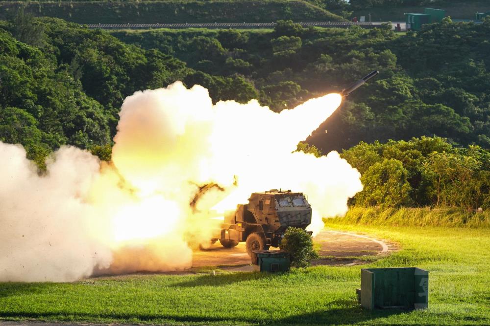 陸軍58砲指部實施海馬士飛彈射擊。（軍聞社記者劉哲宇攝）