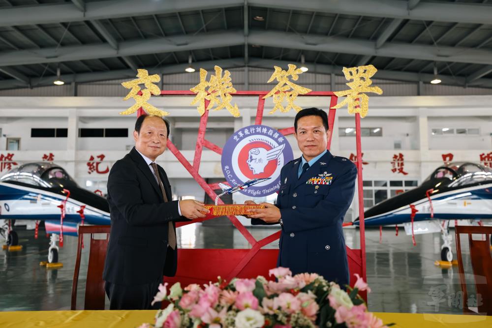 中科院航空所邱所長致贈勇鷹高級教練機模型予空軍飛訓部。（軍聞社記者林澤廷攝）