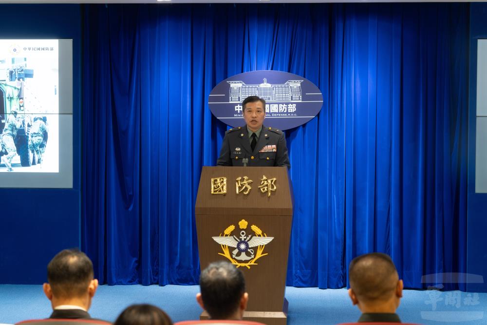 法律司軍法事務處處長吳少將對「國軍詐欺防制執行概況」進行說明。（軍聞社記者文仁攝）