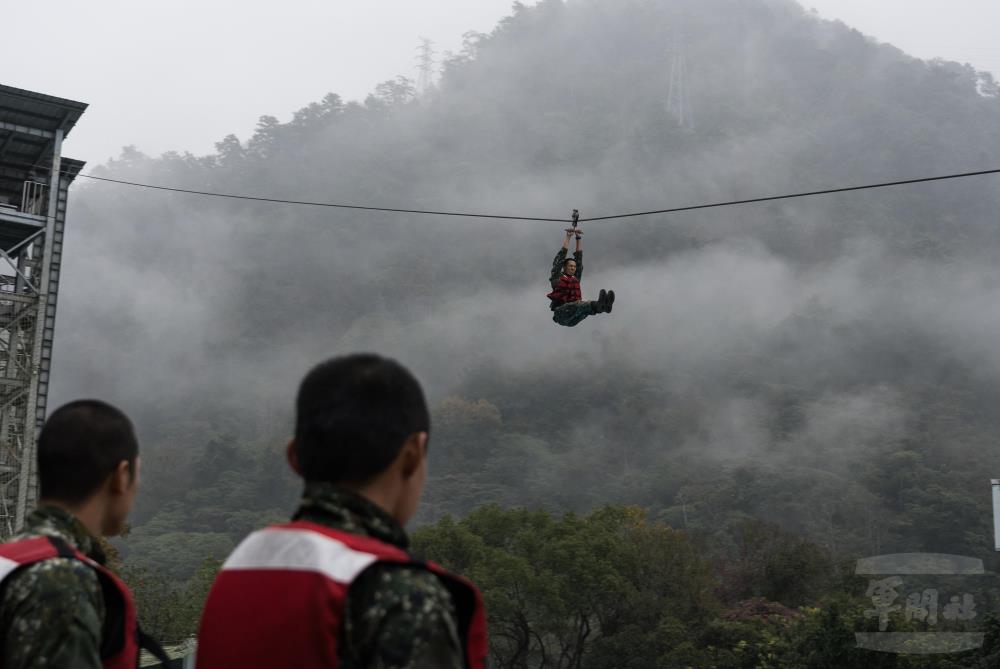 助教為學員進行示範。（軍聞社記者李恬恬攝）