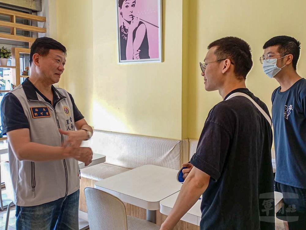 劉站長關心官兵傷勢。（臺南市軍人服務站提供）