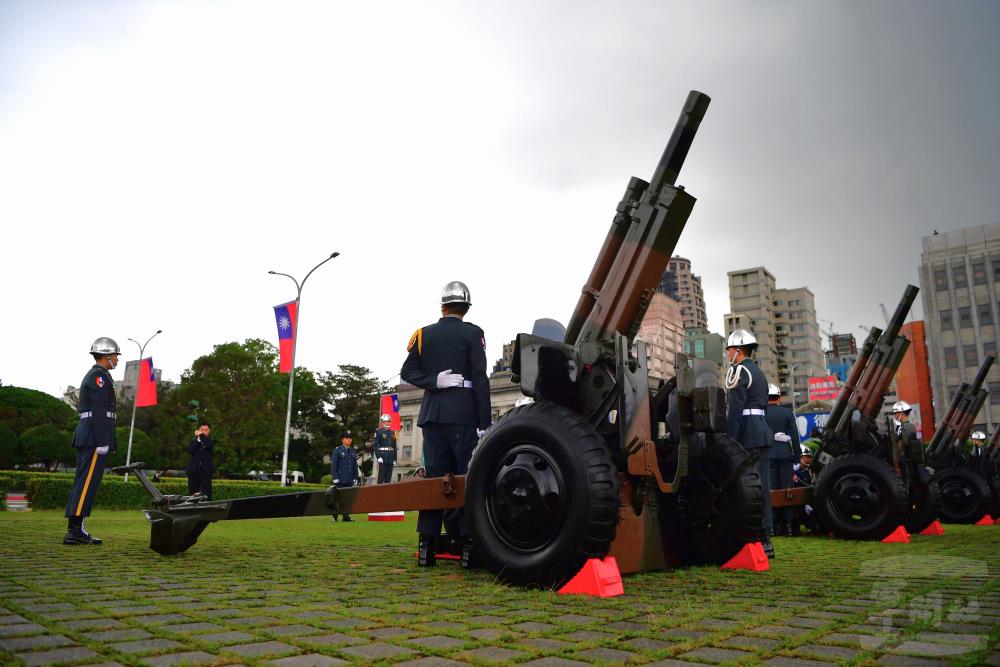 執行禮砲任務的105榴砲與戰備時所使用的一致。(軍聞社實習記者吳宣諭攝)