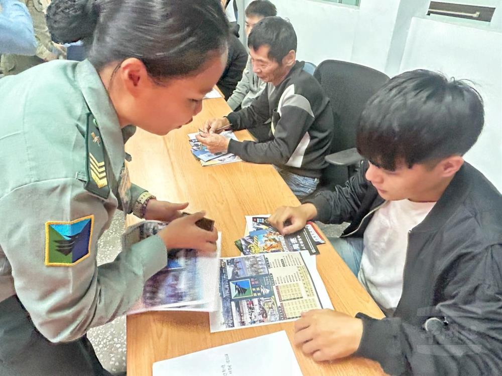 國軍人才招募中心臺東招募站發放招募傳單，歡迎有志青年加入國軍行列。（臺東軍人服務站提供）