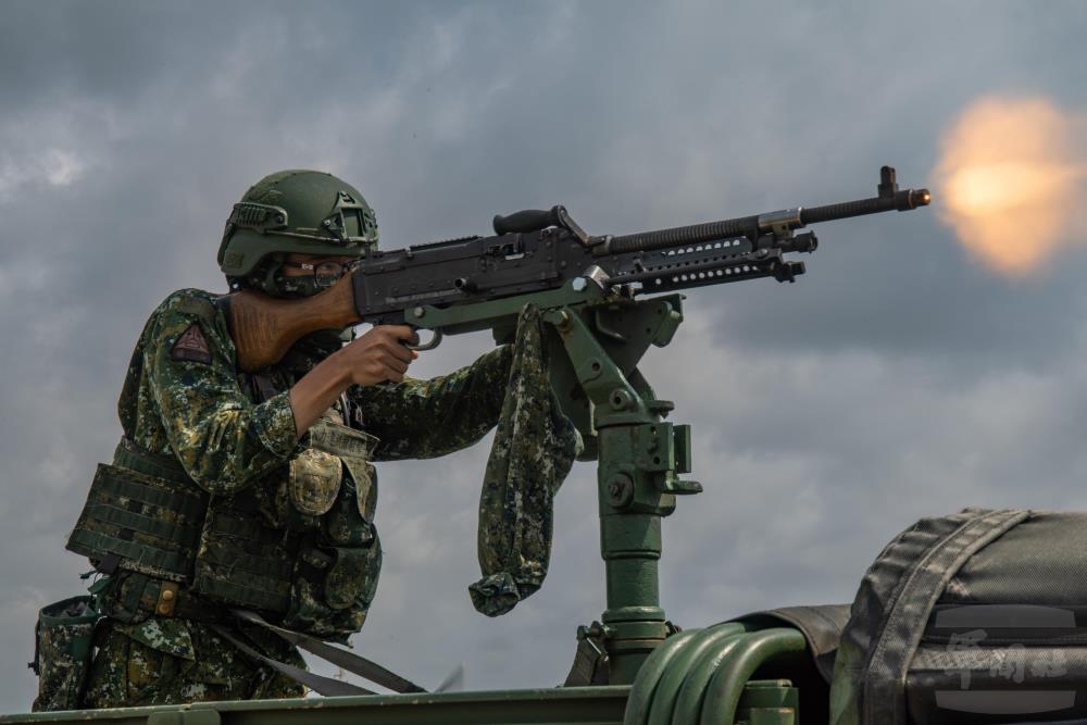 偵查排實施火力掩護。（軍聞社記者吳柏融攝）