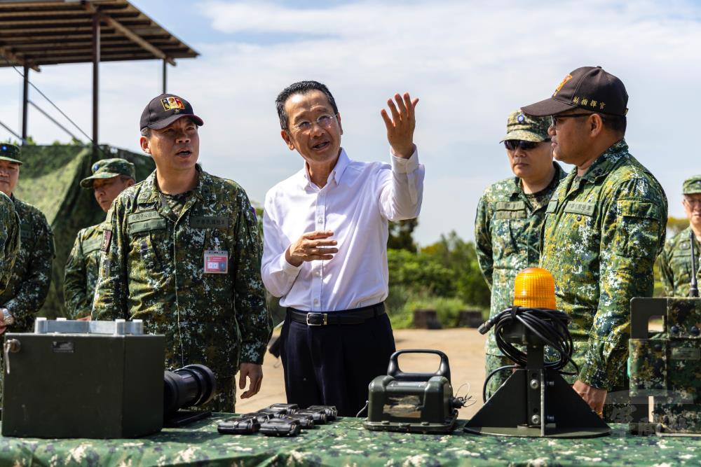 顧部長前往統裁部，瞭解「實兵模擬接戰系統」。（軍聞社記者蔡枋澐攝）