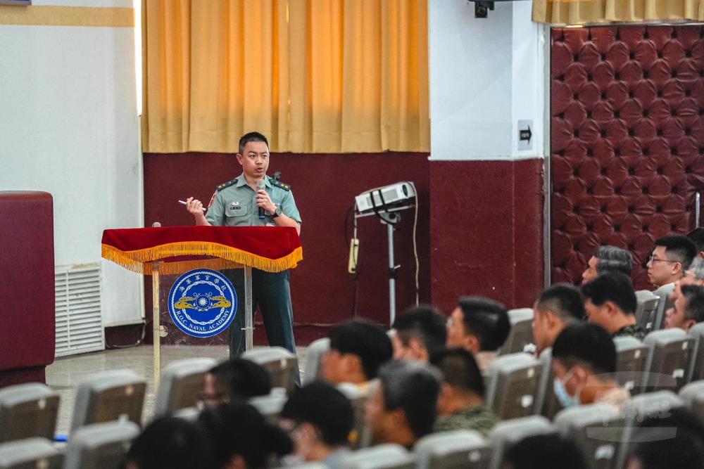 人次室黃中校針對法案進行課程說明。（軍聞社記者陳傳奇攝）