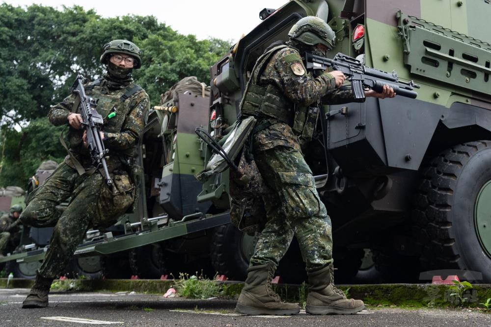抵達目標區後官兵隨即實施下車戰鬥。（軍聞社記者陳彥樺攝）