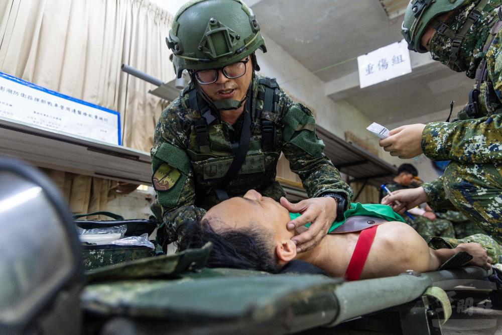 營救護站實施檢傷分類，並依MARCH流程處置。（軍聞社記者蔡枋澐攝）