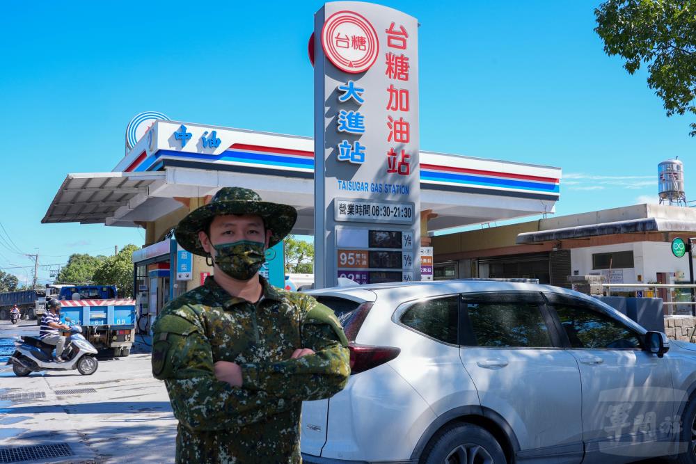 副分庫長吳上尉表示，此次增設機動加油站大幅提升油料補給效率。（軍聞社記者侯凱議攝）