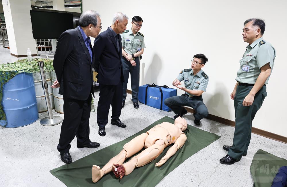敬軍團參觀國防醫學院衛勤訓練中心戰術戰傷及災難事故救護訓練大樓。（青年日報提供）