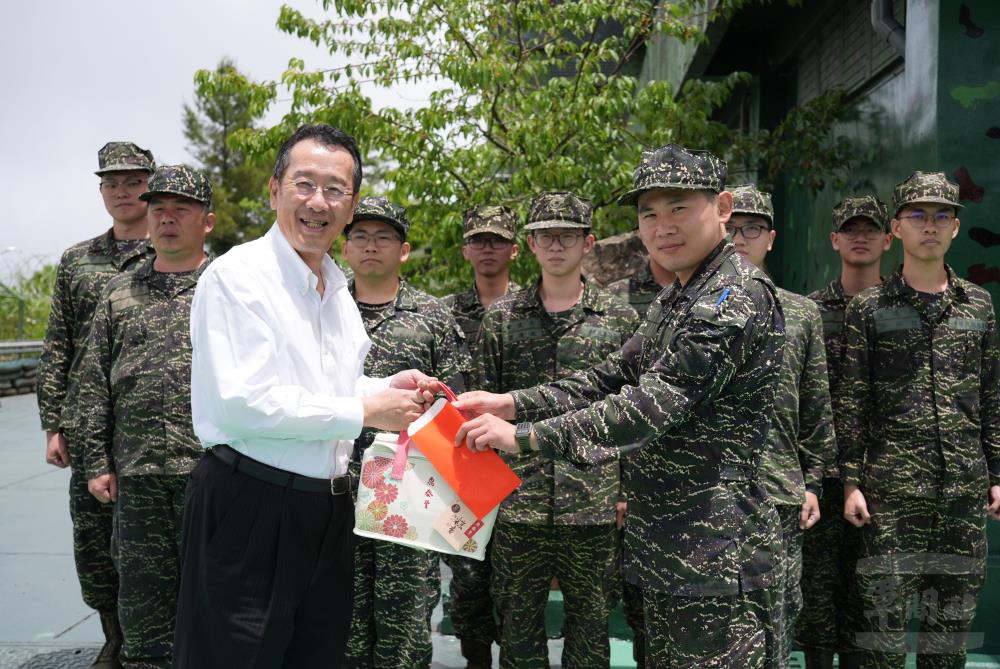 顧部長慰勉中部駐軍　感謝戍守辛勞