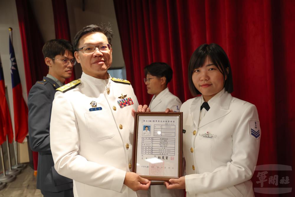 杜院長頒授結訓證書。（軍聞社記者林澤廷攝）