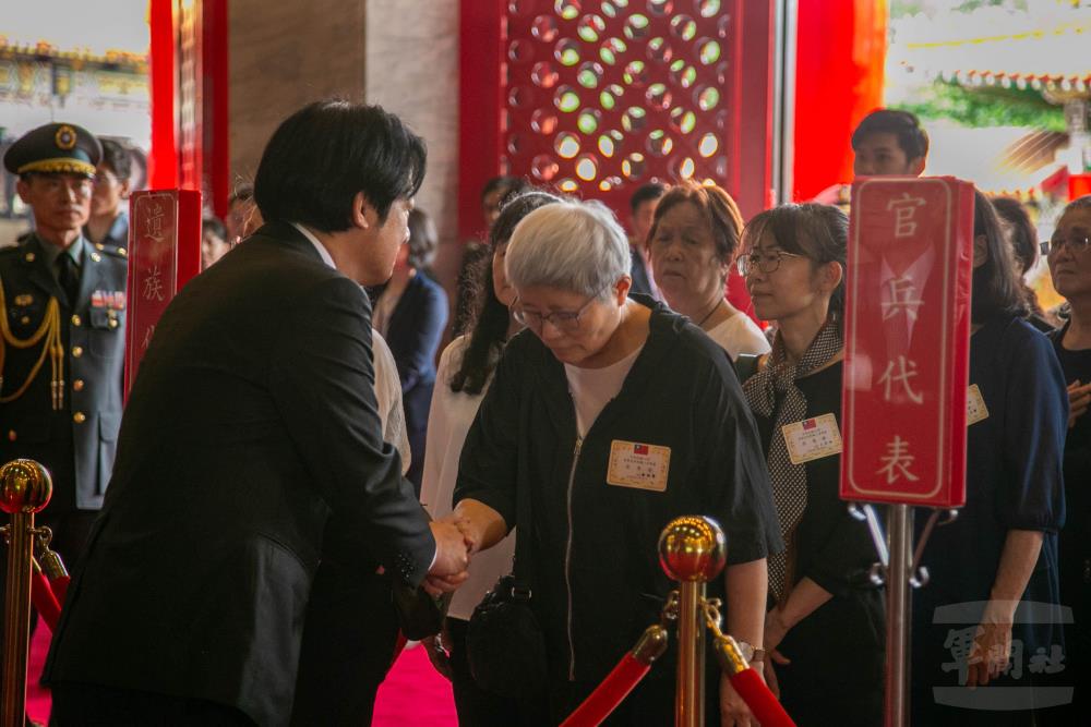 賴總統向烈士遺族代表握手致意。（軍聞社記者侯凱議攝）