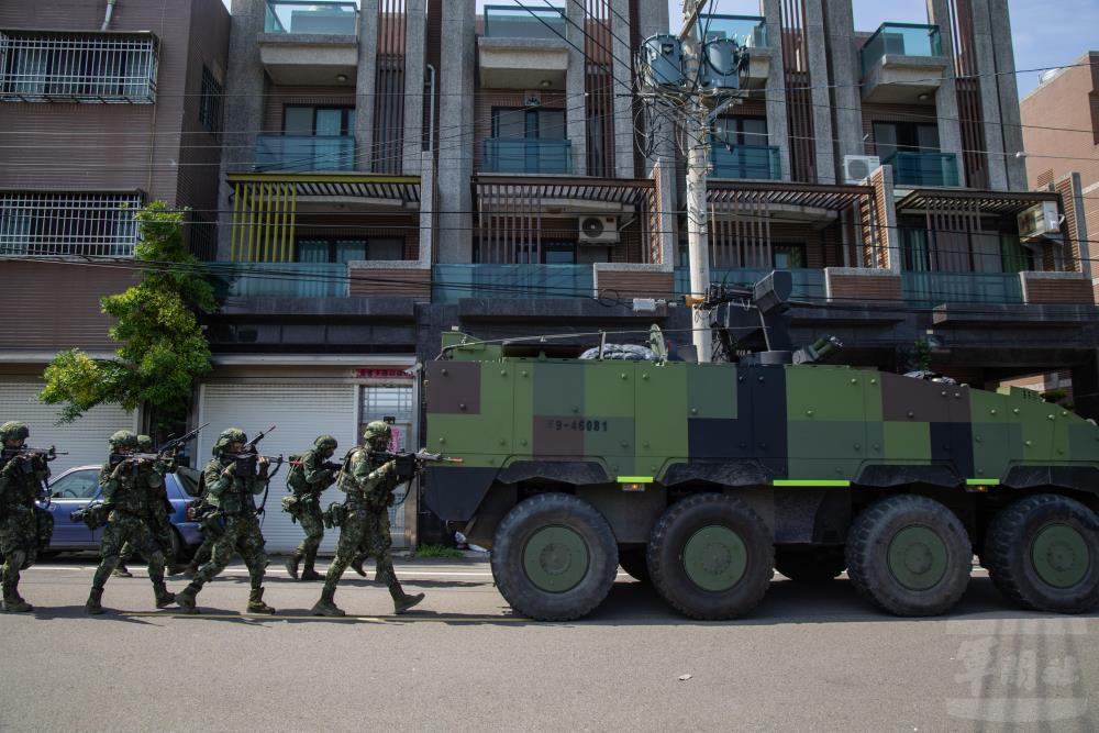 官兵步戰協同方式向前推進。（軍聞社記者吳柏融攝）