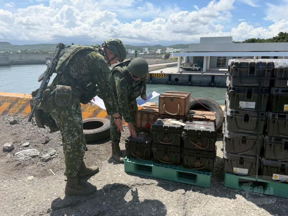 官兵針對物資實施安全檢整。（臺東地區指揮部提供）