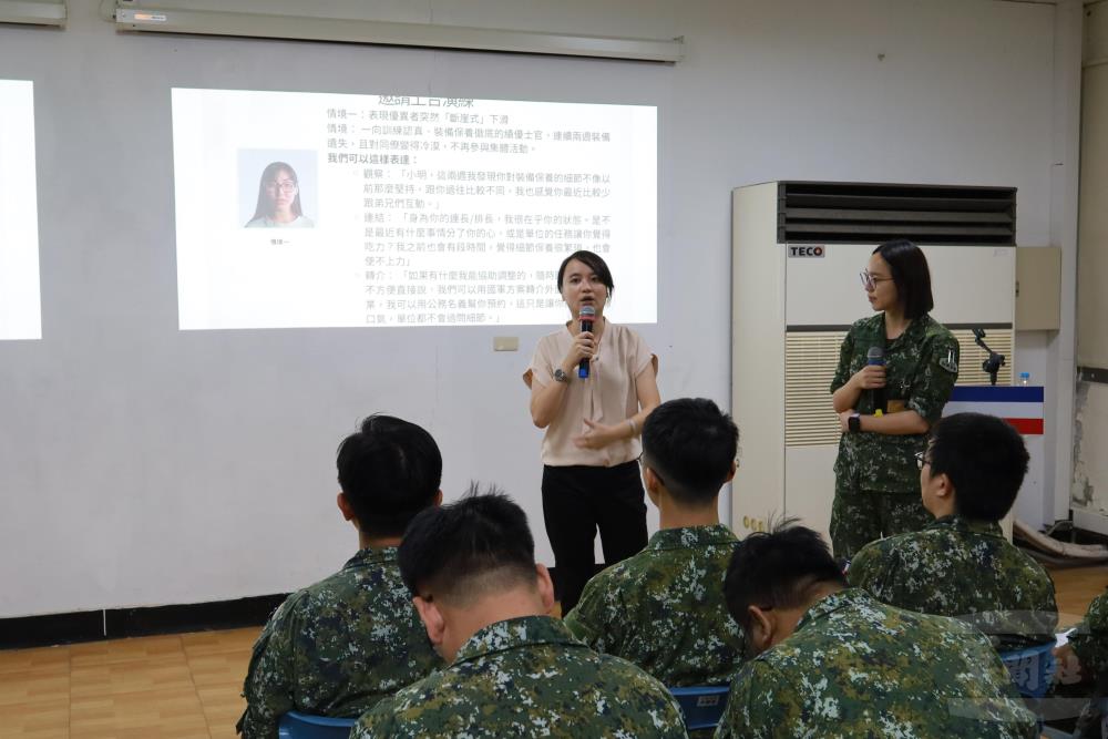 黃唐施諮商心理師授課。（陸軍第六軍團提供）
