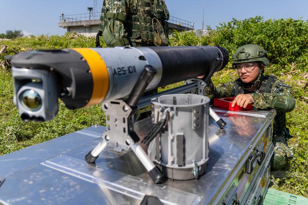 官兵於射擊前檢查Altius-600M無人機。（軍聞社記者蔡枋澐攝）