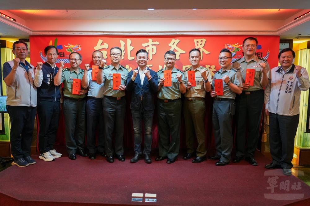 戴錫欽議長與官兵代表一同合影。（軍聞社記者陳勝勳攝）