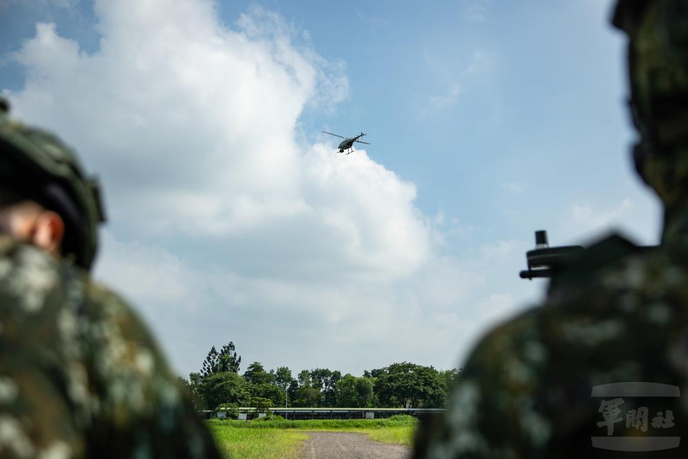 333旅搜索士操作戰術型無人機針對守備區域進行偵搜。（軍聞社記者王茗生攝）
