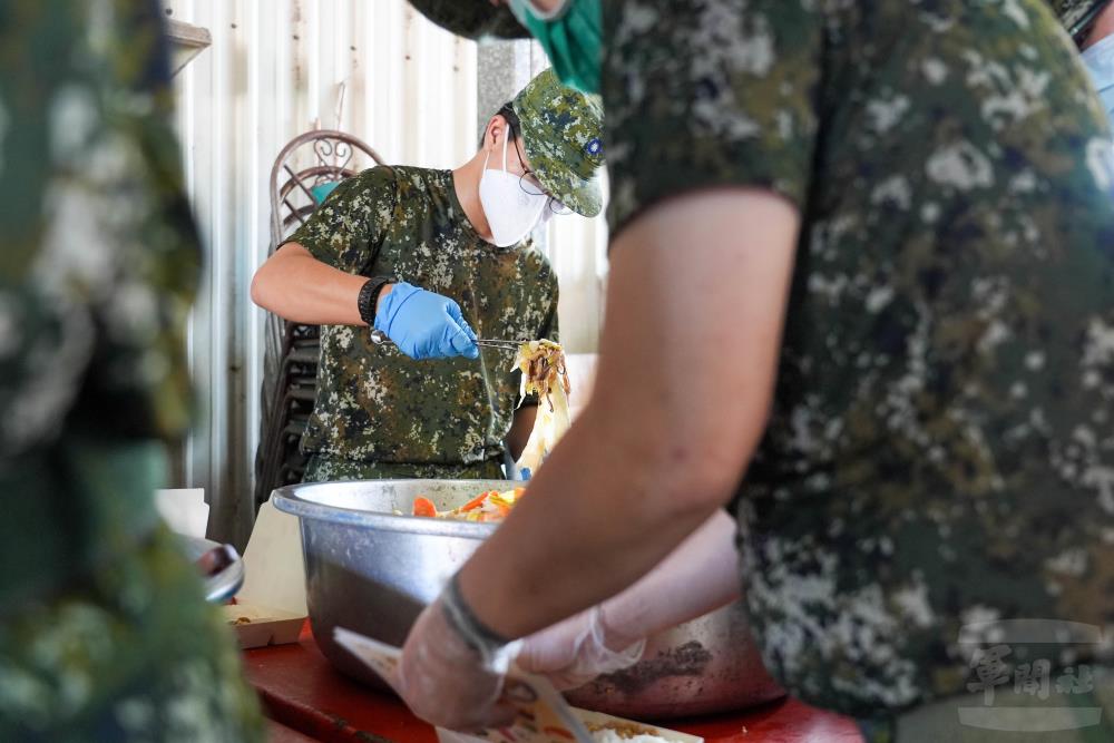 官兵分工合作打菜。（軍聞社記者侯凱議攝）