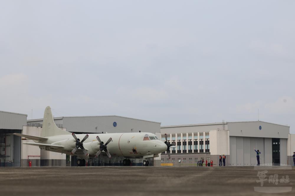 P-3C反潛機完成檢查後，準備滑行。（軍聞社記者林澤廷攝）
