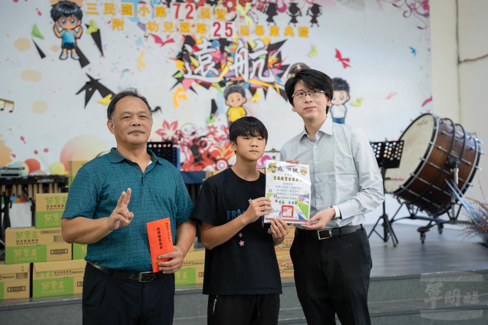 李啟銘副董事長致贈校務發展基金，學生代表致贈感謝狀。（軍聞社記者李恬恬攝）