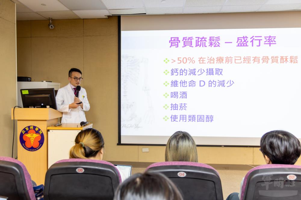 三總泌尿外科楊明昕主治醫師說明「攝護腺癌骨轉移多專科照護治療團隊」的治療流程。(軍聞社記者蔡枋澐攝) 三總泌尿外科楊明昕主治醫師說明「攝護腺癌骨轉移多專科照護治療團隊」的治療流程。(軍聞社記者蔡枋澐攝)
