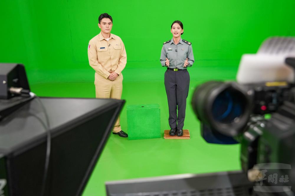 攝影棚錄影播報實作體驗。（軍聞社記者黃劭恩攝）
