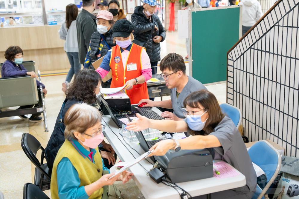 院慶活動舉辦義診及健康檢查活動。（國軍臺中總醫院中清分院提供）